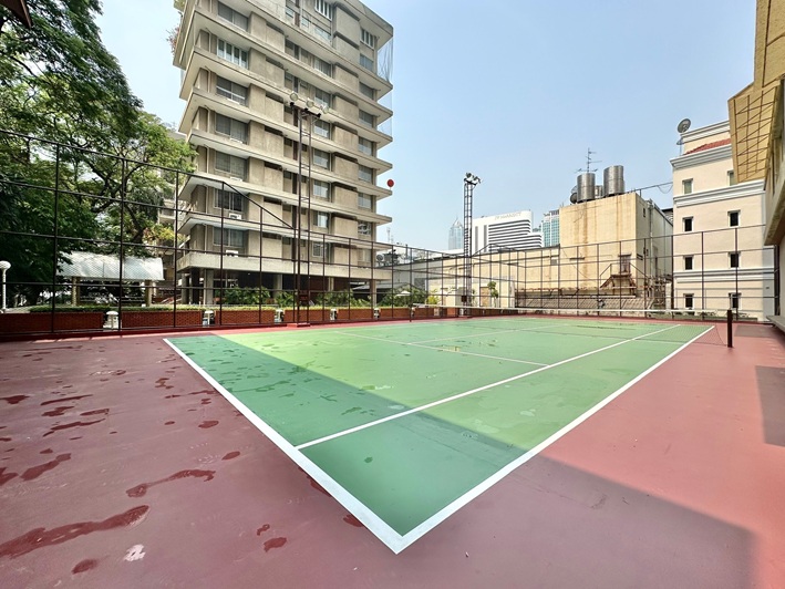 KRYSTAL COURT